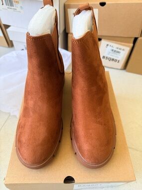 Women’s Suede Chelsea Boots in Rust Brown